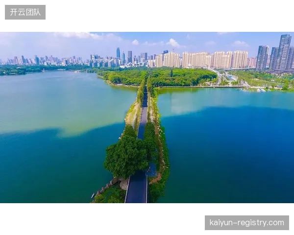引入分时预约系统后，由调度中心统一管理，城市运动绿道高峰时段的设施利用率提升了35%，同时段拥挤投诉下降了60%